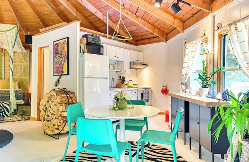 Roxbury Apartamento | Restorative Catskills Hideaway w/ Deck on 15 Acres