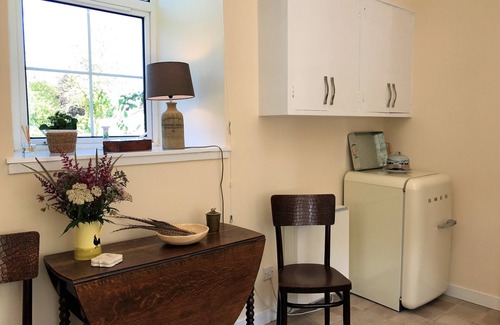 Kilmarnock Cabaña | Restaurado bothy del jardín amurallado acogedor para dos!