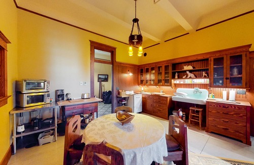 Nob Hill Casa | Restored, dog-friendly, historical landmark with pool table & prime location