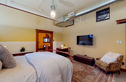 Nob Hill Casa | Restored, dog-friendly, historical landmark with pool table & prime location