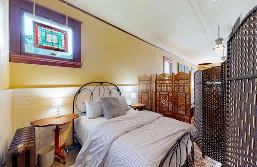 Nob Hill Casa | Restored, dog-friendly, historical landmark with pool table & prime location