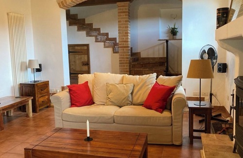 Montefiore dell'Aso Otro | Restored Farmhouse nestling on side of small valley with view to the sea