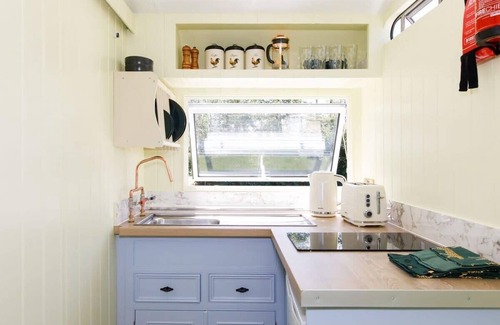 Birdham Casa | Restored Showman's Carriage with King Bed