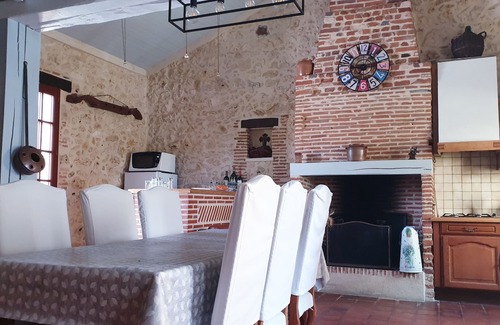 Mouleydier Casa | Casa de piedra restaurada por los propietarios con piscina sin calefacción.