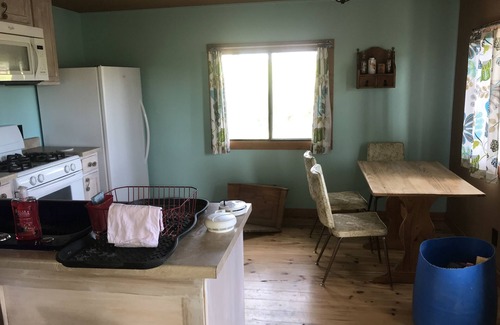 Musselshell County Casa | Casa móvil vintage restaurada en nuestro rancho privado de 212 acres