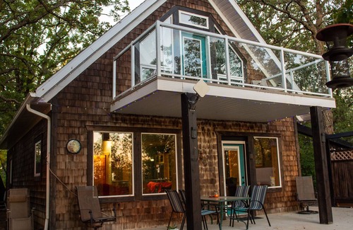 Belmont Cabina | Retreat 95 - Beautiful cabin with hot tub and tiki bar at Pelican Lake