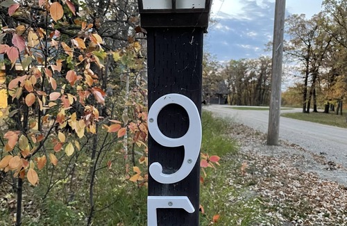 Belmont Cabina | Retreat 95 - Beautiful cabin with hot tub and tiki bar at Pelican Lake