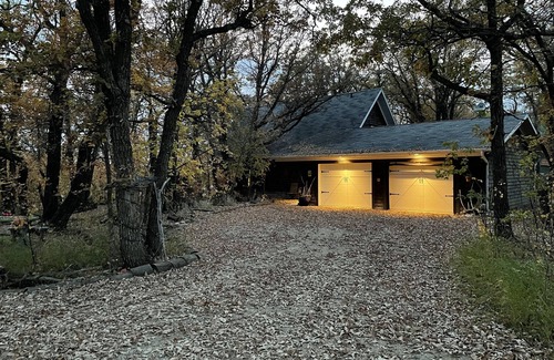 Belmont Cabina | Retreat 95 - Beautiful cabin with hot tub and tiki bar at Pelican Lake