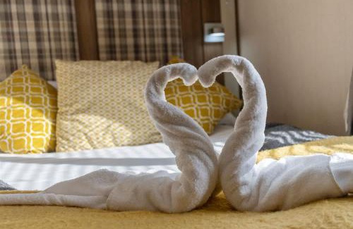 Cheriton Bishop Chalet De Esquí | Retreat at the Lake - Fishing Lakes, Heated Outdoor Swimming Pool 500yrds on Sister Park