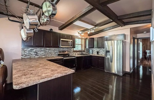 Ferguson Casa | Retreat Home, Swimming Pool, jacuzzi, sauna, Game room, Basketball Court .