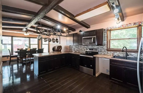 Ferguson Casa | Retreat Home, Swimming Pool, jacuzzi, sauna, Game room, Basketball Court .