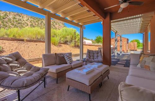 Apple Valley Casa | Retreat, Zion view, Hot Tub, RV Parking, 27 miles Zion