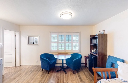 Bandon Casa | Retro-chic beach room with fast WiFI - walk to downtown shops & eateries