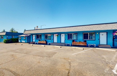 Bandon Casa | Retro-chic beach room with fast WiFI - walk to downtown shops & eateries