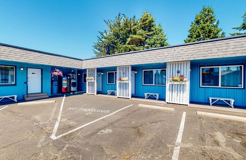 Bandon Casa | Retro-chic beach room with fast WiFI - walk to downtown shops & eateries