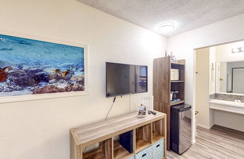 Bandon Casa | Retro-chic beach room with fast WiFI - walk to Old Town shops & eateries