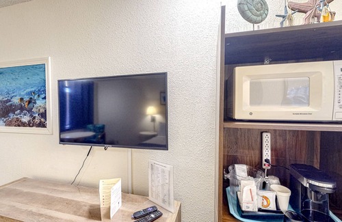 Bandon Casa | Retro-chic beach room with fast WiFI - walk to Old Town shops & eateries
