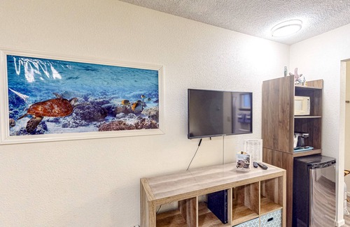 Bandon Casa | Retro-chic beach room with fast WiFI - walk to Old Town shops & eateries