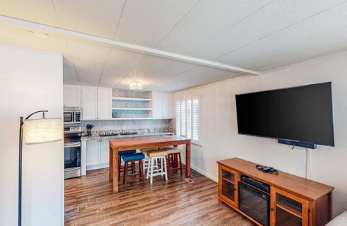 Bandon Casa | Retro-chic retreat near the beach with a fenced yard & deck, & washer/dryer