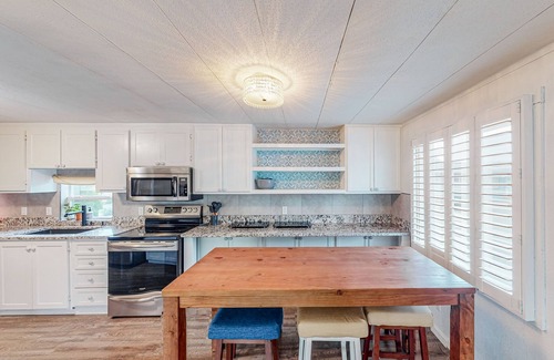 Bandon Casa | Retro-chic retreat near the beach with a fenced yard & deck, & washer/dryer