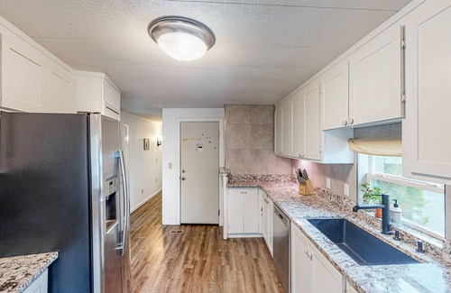 Bandon Casa | Retro-chic retreat near the beach with a fenced yard & deck, & washer/dryer
