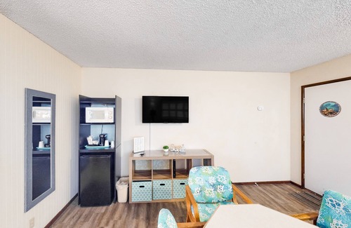 Bandon Casa | Retro-chic room near beach with fast WiFI - walk to downtown shops & eateries
