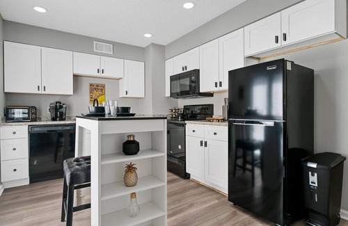 Bowling Green Casa | Retro city Bungalow w/ King bed near downtown/ WKU