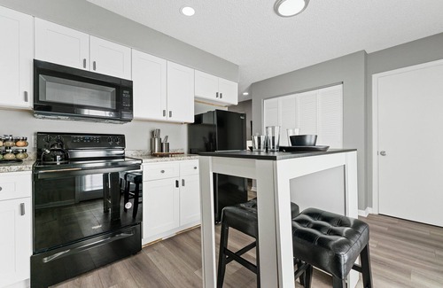 Bowling Green Casa | Retro city Bungalow w/ King bed near downtown/ WKU