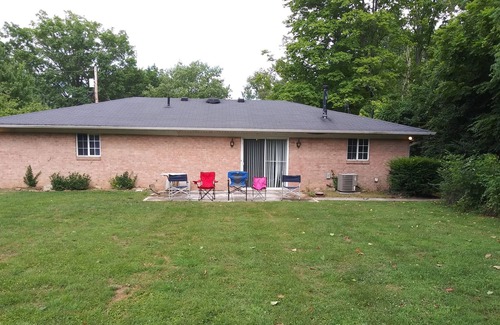 Parkdale Casa | Retro Decor 2 BR Ranch with sofa sleeper