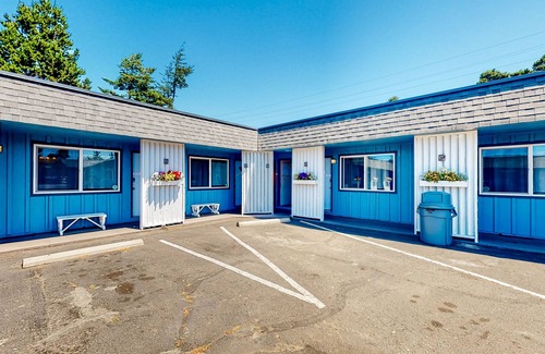 Bandon Casa | Retro getaway near beach with fast WiFI - walk to downtown shops & eateries
