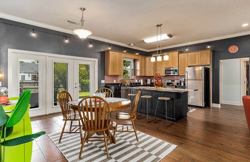 Gulf Breeze Casa | Retro Haven: Beach Fun & Family Home