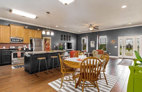 Gulf Breeze Casa | Retro Haven: Beach Fun & Family Home