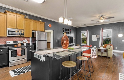 Gulf Breeze Casa | Retro Haven: Beach Fun & Family Home