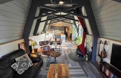 Pine Mountain Club Cabina | Retro Modern Tiny Cabin w/private hot tub, deck, and woodburning fireplace