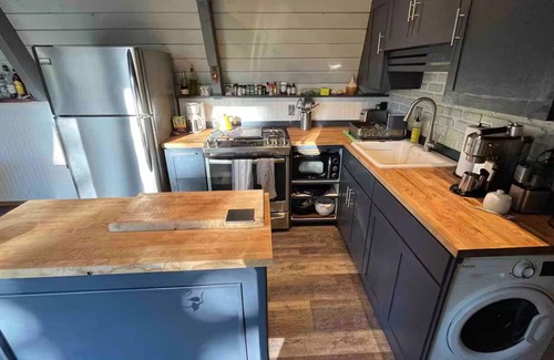 Pine Mountain Club Cabina | Retro Modern Tiny Cabin w/private hot tub, deck, and woodburning fireplace