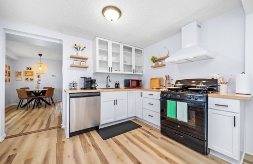 Holland Casa | Retro Quirky 4BR Gem near Mpls Downtown, UMN, US Bank & Huntington Stadiums