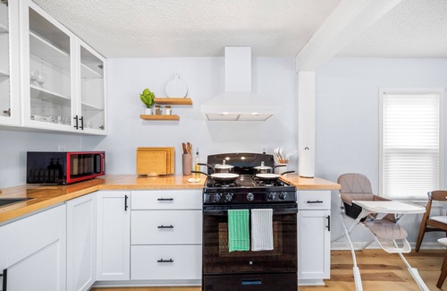 Holland Casa | Retro Quirky 4BR Gem near Mpls Downtown, UMN, US Bank & Huntington Stadiums