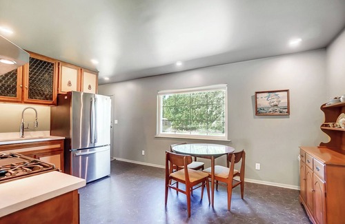 Van Wert Casa | Retro Refuge On Woodstock Dr.