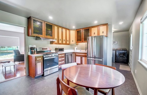 Van Wert Casa | Retro Refuge On Woodstock Dr.