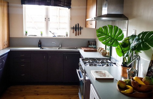 Whangarei Casa | Retro Relaxation with a Dash of Luxury with a hot tub. Entire house.