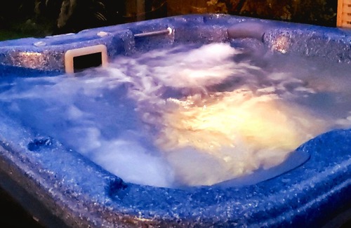 Whangarei Casa | Retro Relaxation with a Dash of Luxury with a hot tub. Entire house.