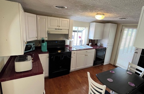 Bristol Casa | Retro Retreat! 2BR, 1 Bath Home with WiFi, AC in wonderful Bristol, VA