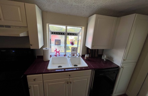 Bristol Casa | Retro Retreat! 2BR, 1 Bath Home with WiFi, AC in wonderful Bristol, VA