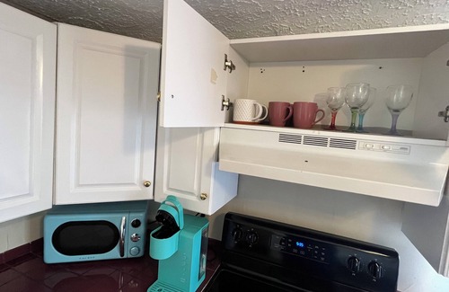 Bristol Casa | Retro Retreat! 2BR, 1 Bath Home with WiFi, AC in wonderful Bristol, VA