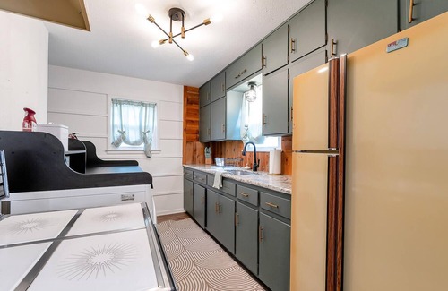 Wichita Casa | Retro Retreat - 2K - Fun and Cozy - Fenced Yard