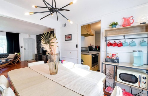 Wichita Casa | Retro Retreat - 2K - Fun and Cozy - Fenced Yard