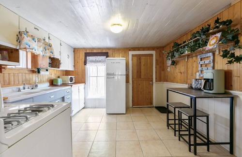 Golden Casa | Retro Retreat-Creekside in Downtown Golden