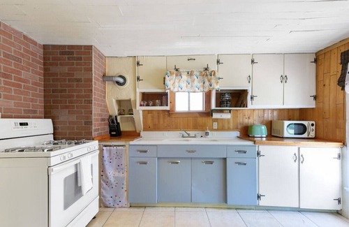 Golden Casa | Retro Retreat-Creekside in Downtown Golden