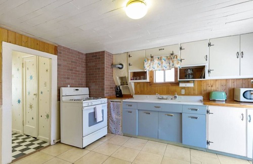 Golden Casa | Retro Retreat-Creekside in Downtown Golden