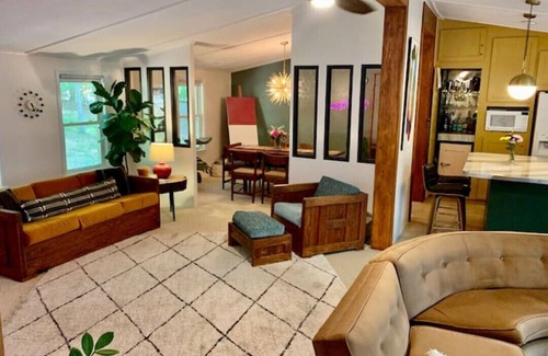 Bracey Casa | "Retro Retreat" Lakefront House